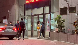 高雄總圖拍A片「台灣臀后」到案說明！連同男演員涉犯公然猥褻送辦