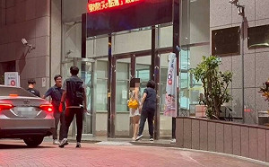 高雄總圖拍A片「台灣臀后」到案說明！連同男演員涉犯公然猥褻送辦