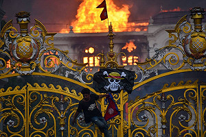 (影) 尼泊爾警察集體繳械投降! Z世代怒火爆發 高官倉皇搭機落跑影像曝光