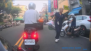 台中保時捷女停路中央擋道只為倒垃圾！網友傻眼：該把自己倒進去