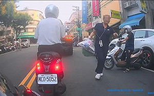 台中保時捷女停路中央擋道只為倒垃圾！網友傻眼：該把自己倒進去