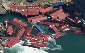 (影) 加州長灘港變「貨櫃海」！來自中國70貨櫃砸落海面 一旁駁船也遭殃