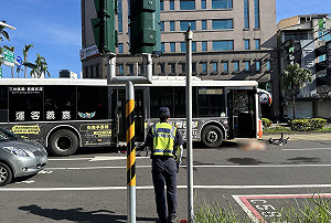 嘉義客運路口右轉追撞腳踏車　1人不治