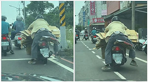 台南阿伯疊超高紙箱一路趴騎！網友驚：用命換50元 