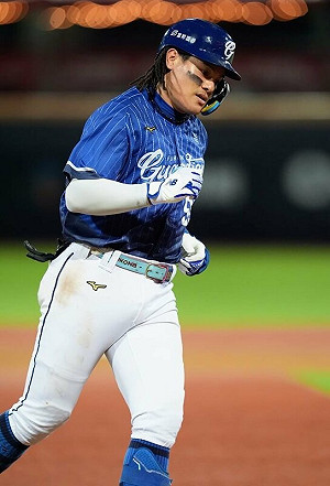 張育成首場對決徐若熙就開轟　祝福趕快離開旅外