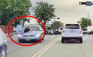 不甘母親遭詐400萬！女兒趴車手引擎蓋「肉身擋車」  驚險畫面曝光