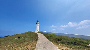 百年古蹟東莒島燈塔重開大門!雪白塔身映藍天綠地等你打卡