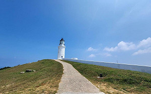 百年古蹟東莒島燈塔重開大門！雪白塔身映藍天綠地等你打卡