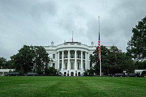 (影) 柯克公開遇刺影像震撼全美 ! 槍手行兇後跳樓逃跑 CNN : 美政治暴力頂點