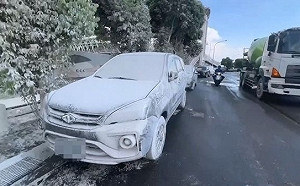 水泥廠粉塵洩露如同下雪！50輛車慘遭覆蓋 環保局加重處分