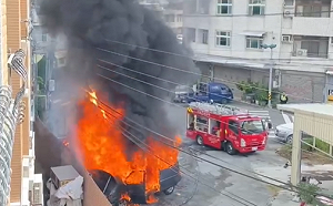 彰化驚傳火燒車意外！ 女駕駛目睹愛車陷火海昏倒送醫
