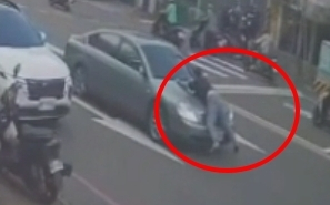 (影) 台中婦遭詐 400 萬！  女兒跳引擎蓋攔車手