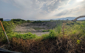 藍白聯手踢爆不法盜採土石   民眾黨再揭美濃巨坑廢棄物疑污染地下飲水