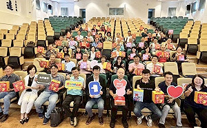 公私協力送愛到偏鄉   高市教育局攜手企業贈學童海苔禮盒