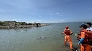 台中大安溪沙洲釣客受困  海巡即時救援平安脫困