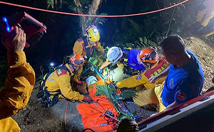 花蓮男子開車墜30米山谷  消防救援脫困幸無大礙
