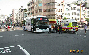 高雄75歲翁騎車「不顧行人直闖紅燈」遭公車碰撞倒地送醫