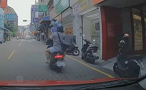 (影)苗栗超狂機車4貼！幼童站坐墊上驚險畫面曝光