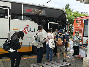 連假期間大眾運輸享多重優惠!中秋節「搭客運」最高享6折