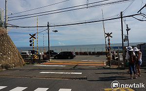 《灌籃高手》平交道太紅！鎌倉市設「安全拍照區」疏導亂象