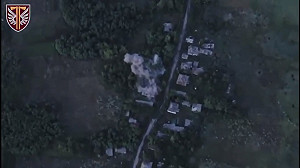 (影) 俄軍爬地下管線入侵 一出地面就挨轟! 烏無人機庫皮揚斯克展神威
