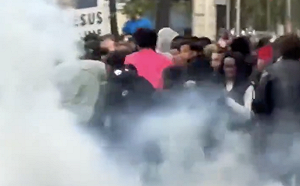 （影）法3千人暴亂「如喪屍」！ 百萬網紅發雞排飯脫序 鎮暴警丟煙霧彈驅散