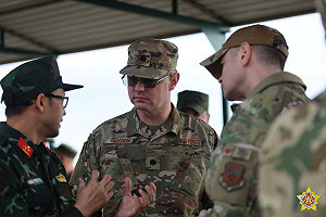 俄、白軍演驚現美軍官!波蘭急關邊境 盧卡申科裝無辜 還問為何大堵車