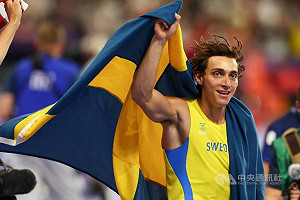 「鳥人」杜普蘭提斯學瑞典語　模特兒未婚妻是最大動力