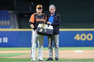 獅隊球星胡金龍將引退　前東家悍將送高爾夫球袋