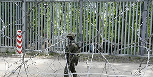 (影) 東歐銅牆鐵壁抗俄!波蘭重裝備上陣  愛沙尼亞、立陶宛挖深溝戰壕