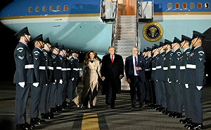 川普訪英 溫莎城堡大批民眾抗議! 大幅川普與艾普斯坦合照海報被展開