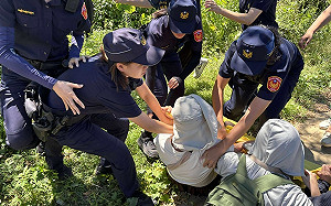 淡海拆樹爆激烈衝突 居民與時力、綠黨成員遭警方強押上銬 