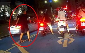 (影) 賓士C300違規突切道！被叭男怒下車嗆聲 女友急拖走