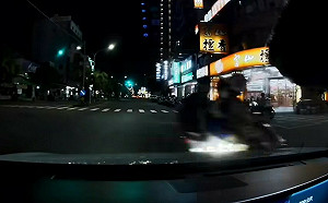 (影)高雄婦人三貼闖紅燈險遭撞！車主急煞PO網怒斥：孩子的安全不能冒險