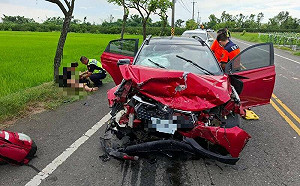 台南東山嚴重車禍1死2傷！2車對撞車頭全毀 驚悚畫面曝光