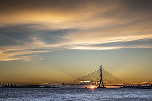 淡江大橋「落日餘暉」成北海岸新景點!公路局:設計時特別考慮夕陽位置