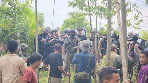 (影) 石頭vs橡膠子彈!泰柬再爆邊境衝突 柬民強拆圍欄 泰射催淚瓦斯數十傷