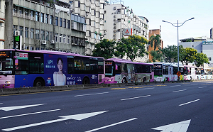 下午3點半公館出現「公車接龍」！網PO照酸徐巧芯：我只是在等紅燈