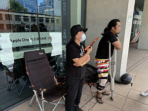 iPhone 17首賣直擊》頭香果粉「拄著腳也要排」、16 年老粉同場守候