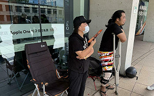 iPhone 17首賣直擊》頭香果粉「拄著腳也要排」、16 年老粉同場守候