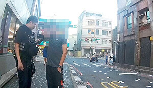 桃園男子校門口撒傳單催債！遭指控老師：根本不認識  已提告