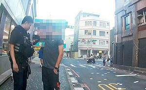 桃園男子校門口撒傳單催債！遭指控老師：根本不認識  已提告