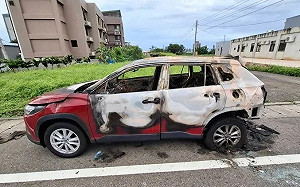 與女友吵架路邊砸車縱火！遭逮竟稱「好玩」 桃檢2罪起訴