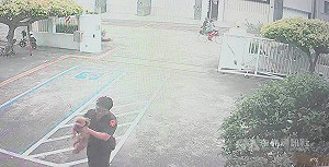 台中紅貴賓迷路走進派出所求助　警民聯手助牠回家