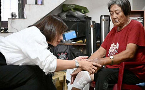 邱議瑩送暖探視阿婆   意外發現原來有熟識關係