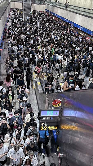 (影)3天前才出事!板南線尖峰時間又塞爆 通勤族酸:每天都在跨年