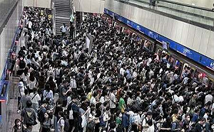 (影)3天前才出事！板南線尖峰時間又塞爆 通勤族酸：每天都在跨年