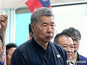 轟鄭麗文「悲哀」 張亞中下戰帖要求一對一辯論