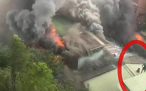 木柵國中旁平房今晨大火！2大2小逃隔壁屋頂驚險畫面曝光