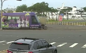 高雄輕軌車禍頻傳！單車男逼近軌道遭撞  幸無大礙